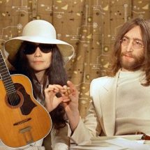 John Lennon’ın tavan arasında bulunan gitarı rekor fiyata satıldı